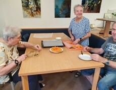 Ältere Menschen beim Backen