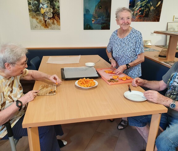 Ältere Menschen beim Backen