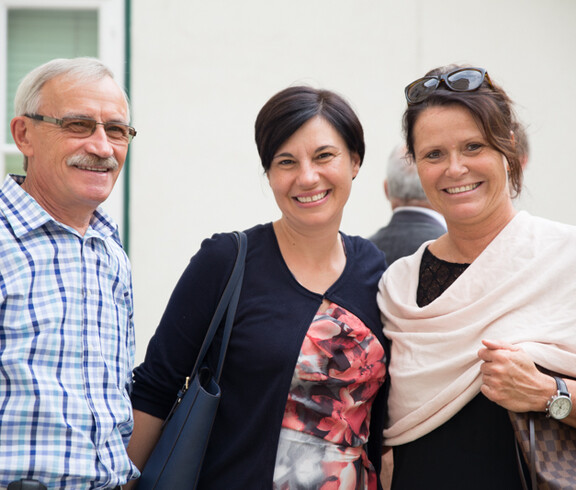 Ehemalige Hausleiterin Melinda Kovacs mit ihrem Vater und casa Guntramsdorf-Leiterin Dagmar Treitl 