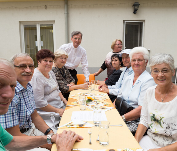 Auch ehemalige MitarbeiterInnen feiern mit – mit am Bild Monsignore Abrahamowicz