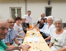 Auch ehemalige MitarbeiterInnen feiern mit – mit am Bild Monsignore Abrahamowicz