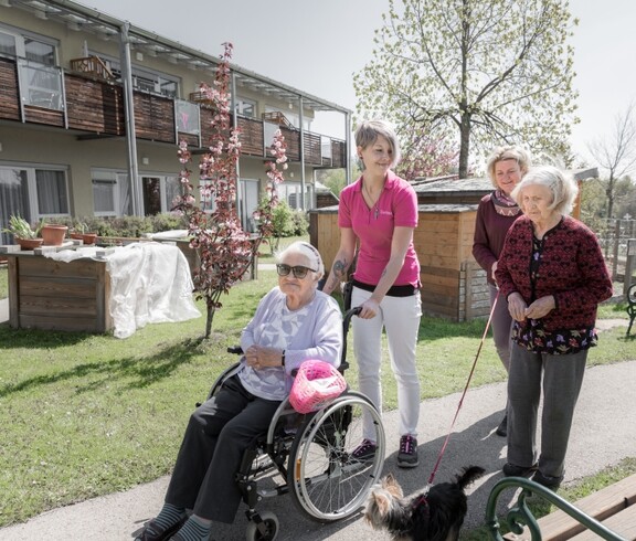 Bewohnerinnen beim gemeinsamen Spazierengehen im Garten des Caritas-Pflegewohnhaus Hitzendorf.