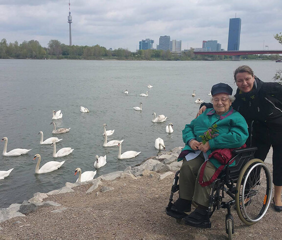 Frau Vavra und Schwester Stanja Stojimirovic aus dem Haus St. Klemens bei einem Ausflug an der Neuen Donau