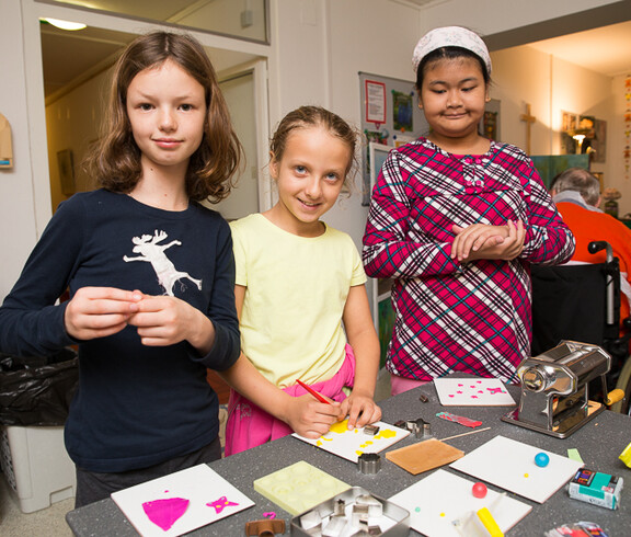 Schülerinnen der 4. Klasse, Volksschule Celtesgasse, beim Basteln von Schmuck mit Fimo im Haus Franz Borgia