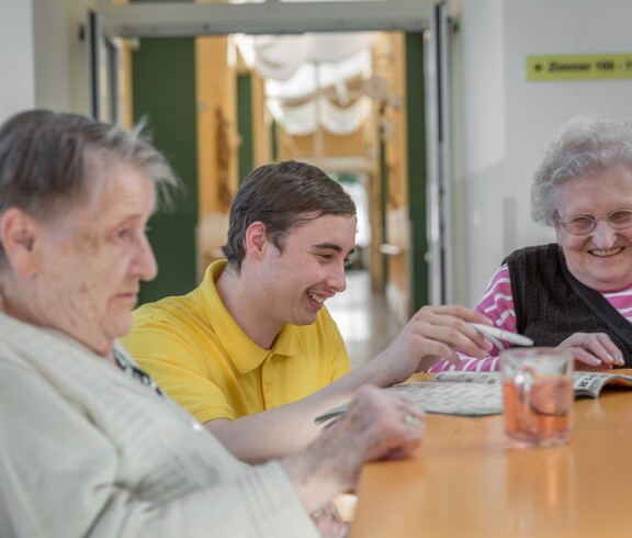 Ein Zivildiener beschäftigt sich mit Bewohnerinnen des Caritas-Pflegewohnhauses Hitzendorf. 