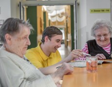 Ein Zivildiener beschäftigt sich mit Bewohnerinnen des Caritas-Pflegewohnhauses Hitzendorf. 