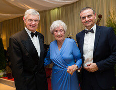 Prof. Thomas Schäfer-Elmayer, Elisabeth Pischinger (Bewohnerin Haus St. Teresa) und Hausleiter Michael Huber