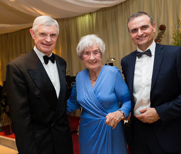 Prof. Thomas Schäfer-Elmayer, Elisabeth Pischinger (Bewohnerin Haus St. Teresa) und Hausleiter Michael Huber