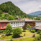 Das Haus Anna steht mittem im Grünen, der Garten des Hauses ist ebenfalls gut zu sehen.