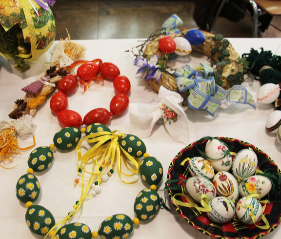 Bunte Osterkränze beim Ostermarkt