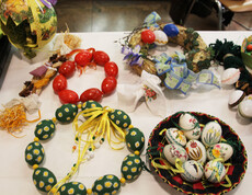 Bunte Osterkränze beim Ostermarkt