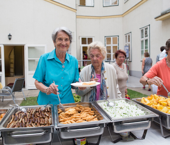 Das Büffet aus der hauseigenen Küche ist eröffnet!