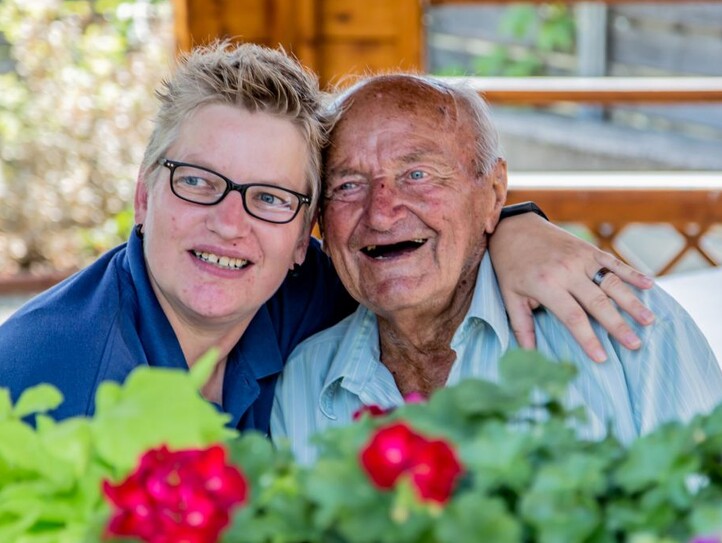 © Caritas Bewohner und Pflegerin
