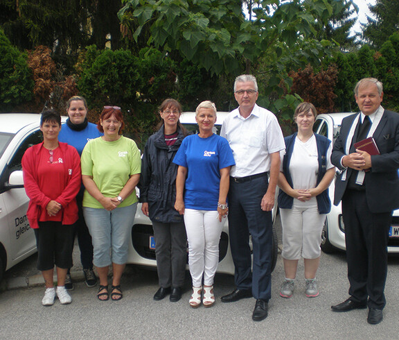 Das Team der Caritas Pflege Zuhause in Hohenau freut sich über neue Fahrzeuge.