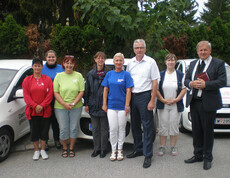 Das Team der Caritas Pflege Zuhause in Hohenau freut sich über neue Fahrzeuge.