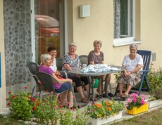 Bewohnerinnen auf der Terrasse