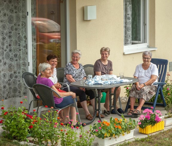 Bewohnerinnen auf der Terrasse