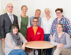 Das Team der Caritas Pflege Wr. Neustadt freut sich über das neue Büro. (v.l.n.r.) sitzend: Pölzlbauer Helga, Hackl Christian, Werfring Doris
stehend: Kainrath Christian, Hartmann Sabine, Pachler Andrea, Jammertzheim Birgit, Rennhofer Helga
