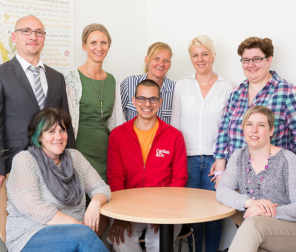 Das Team der Caritas Pflege Wr. Neustadt freut sich über das neue Büro. (v.l.n.r.) sitzend: Pölzlbauer Helga, Hackl Christian, Werfring Doris
stehend: Kainrath Christian, Hartmann Sabine, Pachler Andrea, Jammertzheim Birgit, Rennhofer Helga
