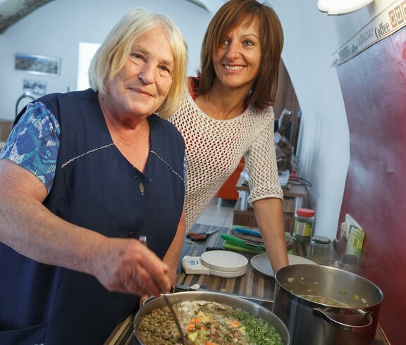 Bewohnerin beim Kochen