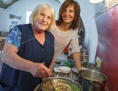 Bewohnerin beim Kochen