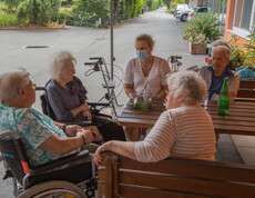 Die Sitzmöglichkeit beim Eingang ist ein beliebter Treffpunkt für alle.