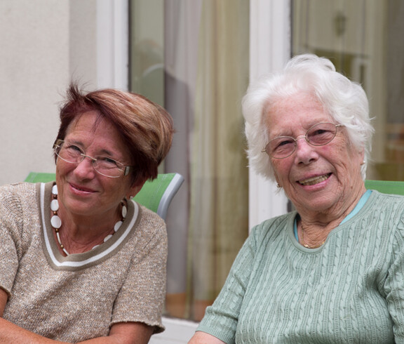 Bewohnerin Frau Hutter mit ihrer Schwester