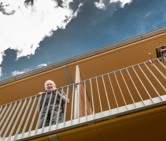 Ein Bewohner unseres Hauses auf seinem Privatbalkon.