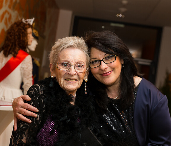 Ballbesucherinnen beim Ball der Melodien im Haus St. Teresa