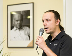 Christian Storzer, Dipl.-Krankenpfleger im Haus St. Bernadette, eröffnet seine Ausstellung "Von Angesicht zu Angesicht" mit Portraits von Hausbewohnern.