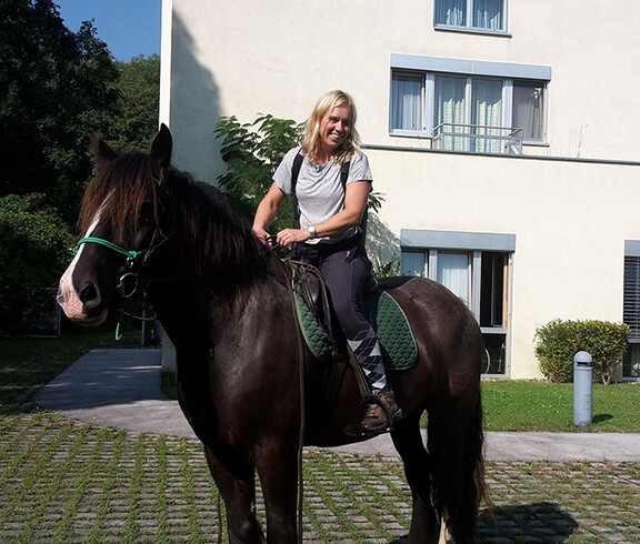 Dr. Monika Stark reitet zu ihrer Visite ins Haus St. Bernadette