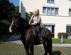 Dr. Monika Stark reitet zu ihrer Visite ins Haus St. Bernadette