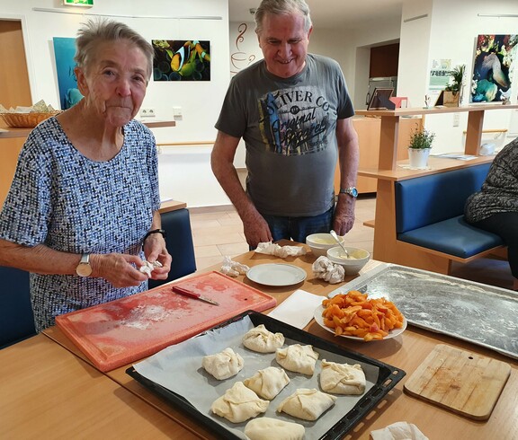 Senior*innen beim Backen