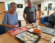 Senior*innen beim Backen