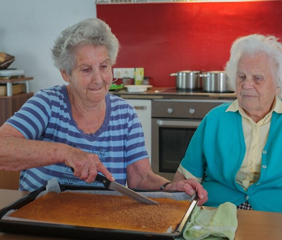 Bewohnerinnen beim backen