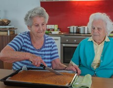 Bewohnerinnen beim backen