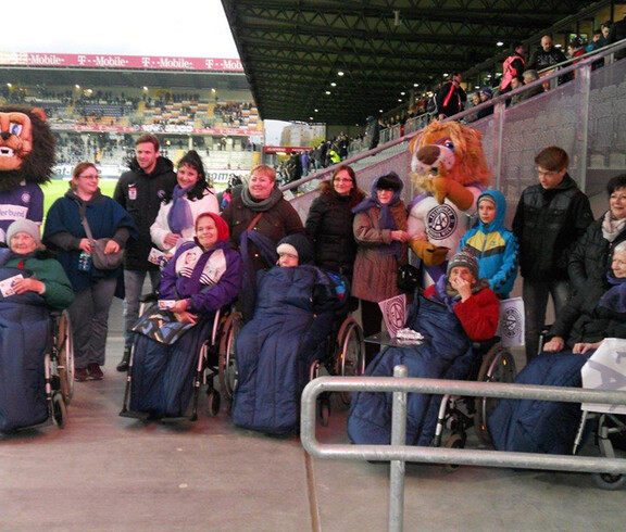 BewohnerInnen aus dem Haus St. Teresa beim Austria Fußballmatch