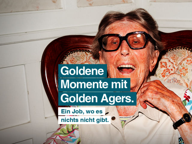 Es ist das Porträt einer älteren Dame zusehen, sie sitzt in einem Ohrensessel und lacht in die Kamera. Text im Bild: "Goldene Momente mit Golden Agers. Ein Job, wo es nichts nicht gibt."