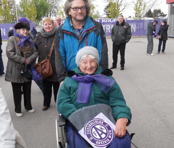 BewohnerInnen aus dem Haus St. Teresa beim Austria Fußballmatch