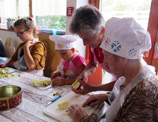 Gemeinsames Kochen und Backen mit Kindern aus der Gemeinde Kirchschlag