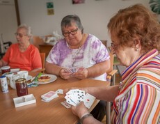 Bewohnerinnen spielen Karten