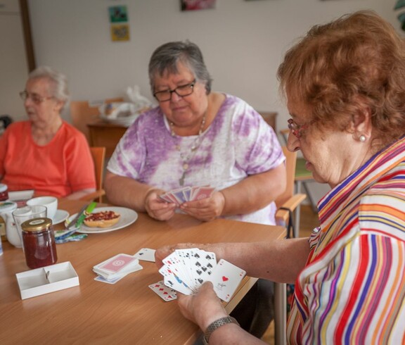 Bewohnerinnen spielen Karten