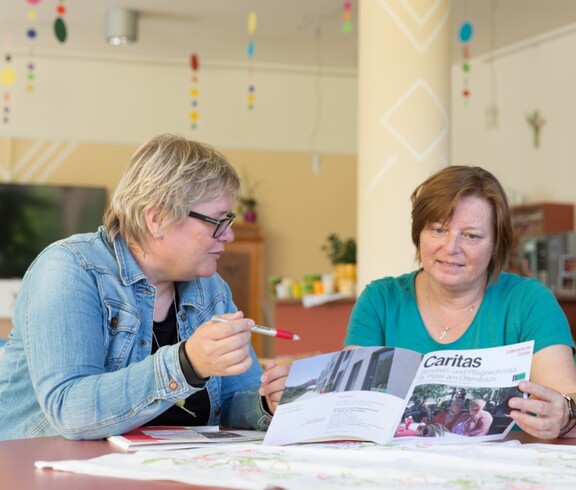 Beratungsgespräch rund um das Thema Pflege mit einer Angehörigen.