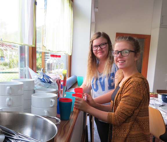 Fleißige Helfer in der Küche: Zwei Schülerinnen beim Koch- und Backnachmittag im Haus Johannes der Täufer