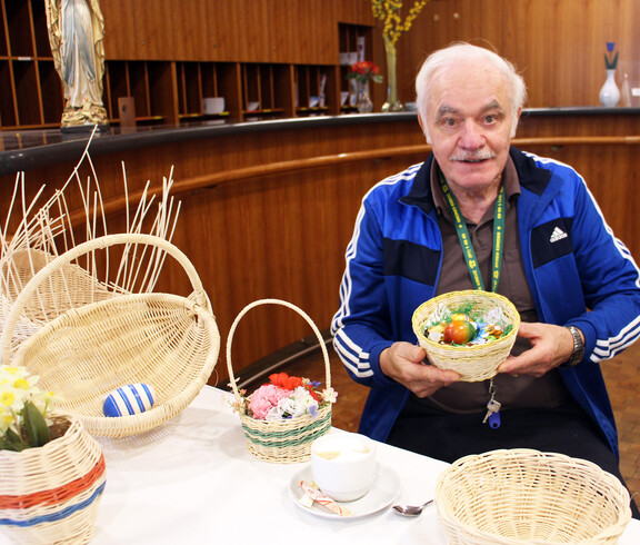 Herr Nachtnebel steuerte selbstgemachte Osterkörbe für den Markt bei.