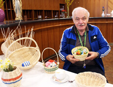 Herr Nachtnebel steuerte selbstgemachte Osterkörbe für den Markt bei.