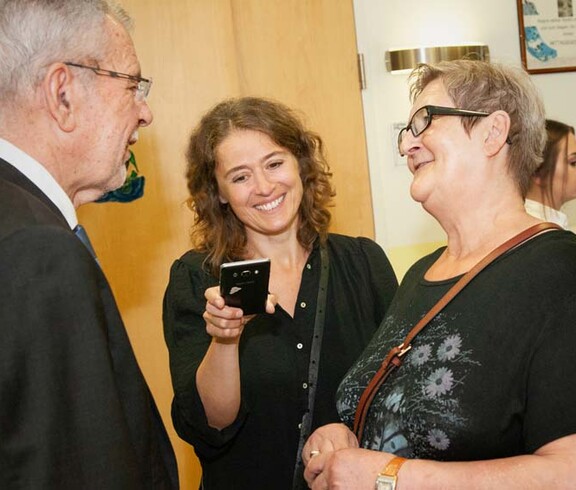 Monika Zeisenböck (rechts), Nicole Nikolaidou und Bundespräsident Van der Bellen