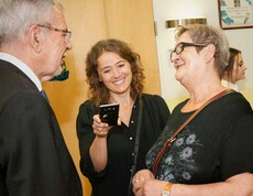 Monika Zeisenböck (rechts), Nicole Nikolaidou und Bundespräsident Van der Bellen