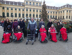 BewohnerInnen des Haus Schönbrunn bei einem Ausflug zum Weihnachtsmarkt beim Schloss Schönbrunn