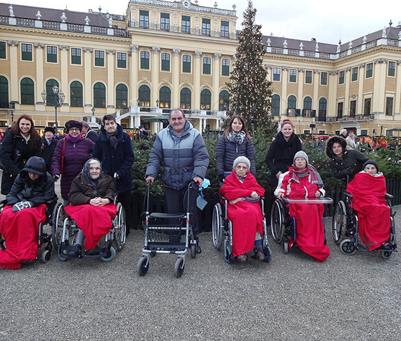 BewohnerInnen des Haus Schönbrunn bei einem Ausflug zum Weihnachtsmarkt beim Schloss Schönbrunn